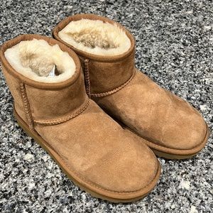 Woman’s Ugg Classic Mini Size 6